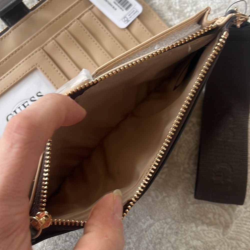 Brand New Guess Two Tone Brown Cappuccino Logo Wristlet Wallet Phone Holder - Picture 14 of 16